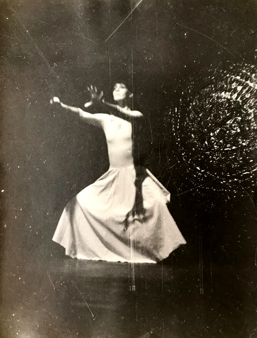 Cintia Vasconcelos - Coreografia Gesto - Dona Isa - Mulher da Vara, 1991 - Foto Mario Valdanini